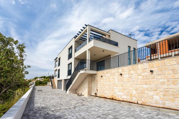 Vodice, luxus lakóprojekt két modern apartmannal és úszómedencével