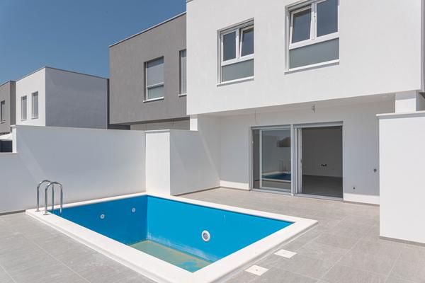 Vodice, projekt modernih kuća u nizu s bazenima i privatnim vrtovima