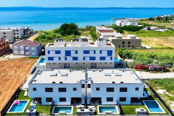 Privlaka – Kompleks modernih vila u nizu s privatnim grijanim bazenima, 150 m od mora