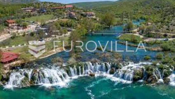 Zadar, Obrovac, terreno para construção com vista para as cascatas de Zrmanja