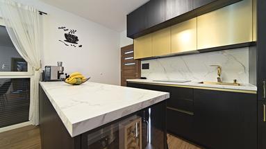 Osijek, Centrum, te koop volledig gemeubileerd vijfkamerappartement 150 m²