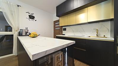 Osijek, Centrum, te koop volledig gemeubileerd vijfkamerappartement 150 m²