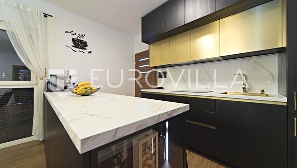 Osijek, Merkez, satılık tam eşyalı beş odalı daire 150 m²