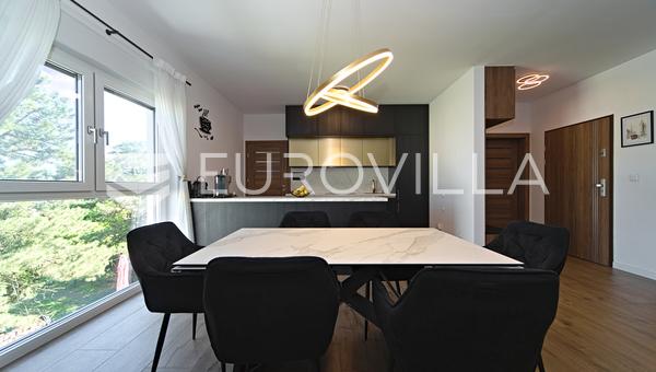 Osijek, Merkez, satılık tam eşyalı beş odalı daire 150 m²