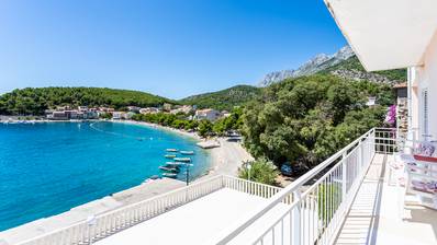 Drvenik, Makarska rivijera, više apartmanska kuća prvi red do mora
