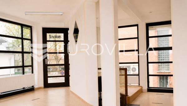 Đakovo, Centro de la Ciudad - Locales Comerciales a Nivel de Calle con Opciones de Distribución Flexibles