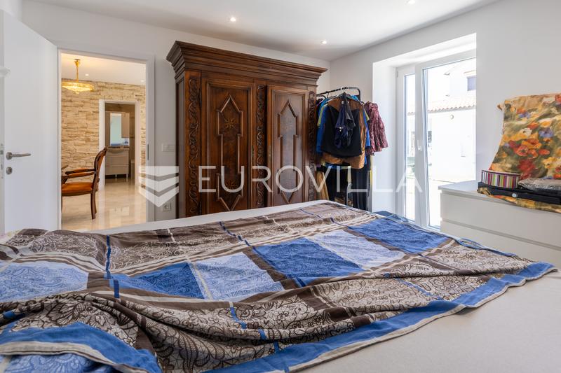 Istria, Pomer, casa ristrutturata con due appartamenti, edificio ausiliario e giardino paesaggistico - 16