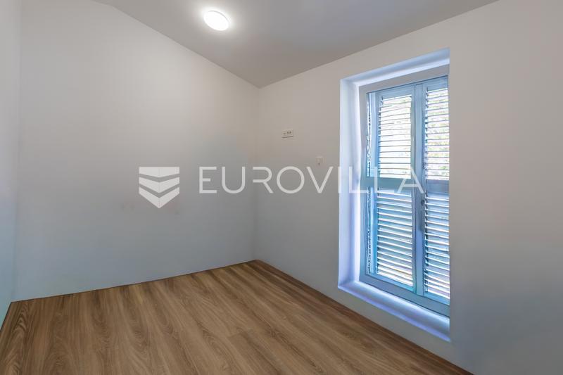 Istria, Pomer, casa ristrutturata con due appartamenti, edificio ausiliario e giardino paesaggistico - 24