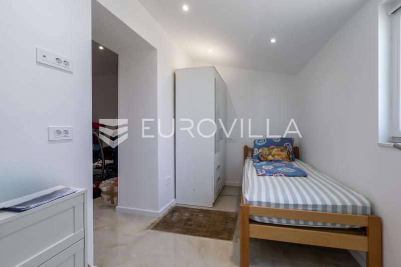 Istria, Pomer, casa ristrutturata con due appartamenti, edificio ausiliario e giardino paesaggistico - 9