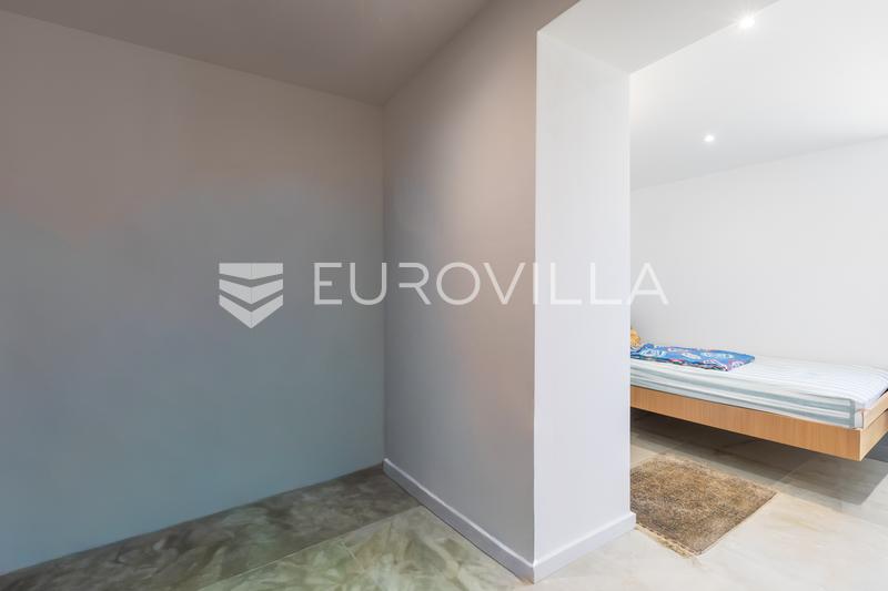 Istria, Pomer, casa ristrutturata con due appartamenti, edificio ausiliario e giardino paesaggistico - 11