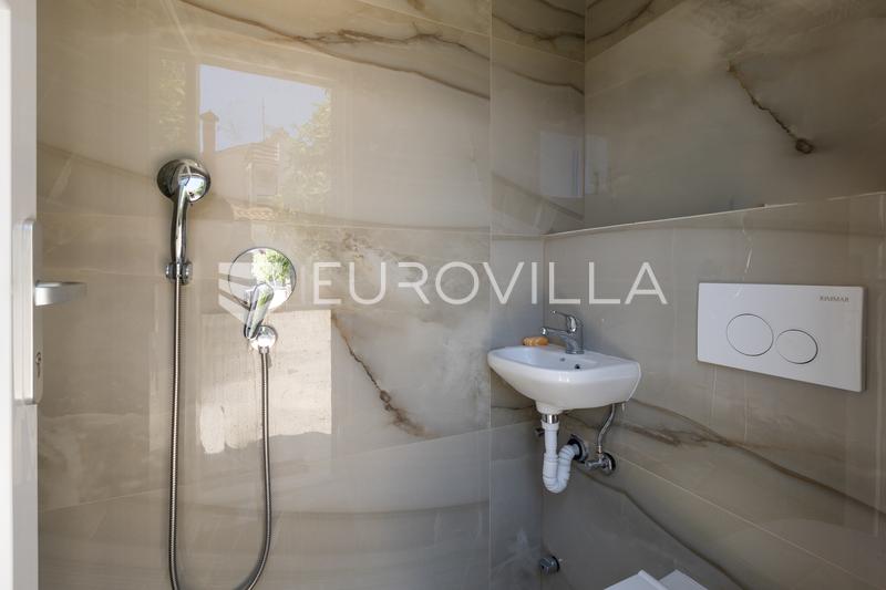 Istria, Pomer, casa ristrutturata con due appartamenti, edificio ausiliario e giardino paesaggistico - 26