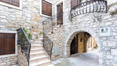 Baska Voda, dalmatisk sten villa i stadens centrum
