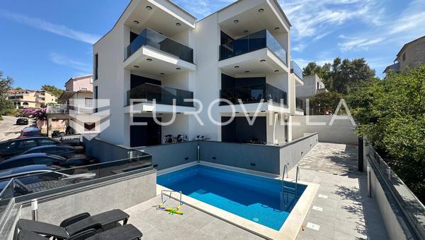 Hvar, Vrboska, apartamento de dois quartos em um prédio novo.