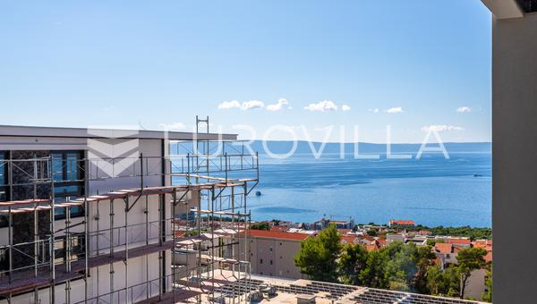 Makarska, két hálószobás lakás luxus újépítésű épületben, medencével és garázshelyel
