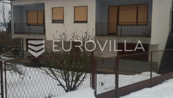 Vrbovsko, Moravice, fritliggende hus med tre lejligheder, 288 m²