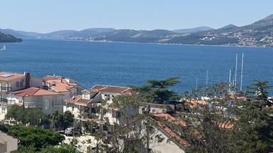 Trogir, Okrug, kolmen huoneen asunto ensimmäisessä kerroksessa, nettohyötyala 120 m2