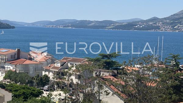 Trogir, Okrug, trosoban stan na prvom katu neto korisne površine 120 m2 