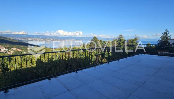 Lovran, apartamento con impresionantes vistas al mar, amplias terrazas y total privacidad.