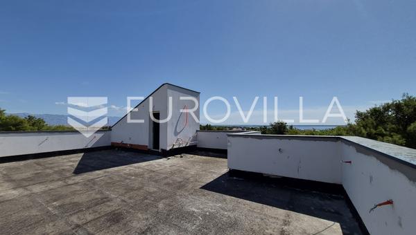 Vir, apartman na 2. katu s krovnom terasom i pogledom na more