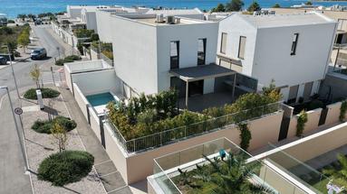 Brodarica, un appartamento su due livelli con due camere da letto, terrazza e giardino