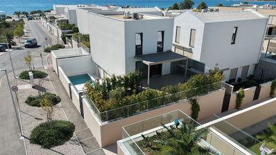 Brodarica, en toværelses lejlighed i forskudt plan med terrasse og have