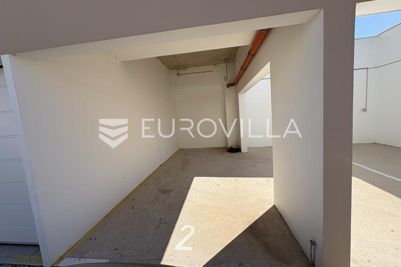 Brodarica, un appartamento su due livelli con due camere da letto, terrazza e giardino - 17
