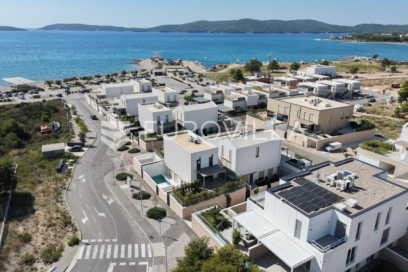 Brodarica, un appartamento su due livelli con due camere da letto, terrazza e giardino - 19