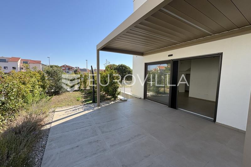 Brodarica, un appartamento su due livelli con due camere da letto, terrazza e giardino - 15