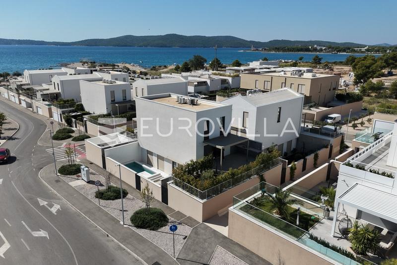 Brodarica, un appartamento su due livelli con due camere da letto, terrazza e giardino - 23