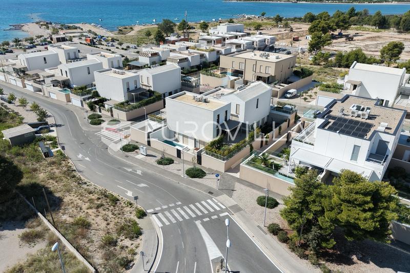 Brodarica, un appartamento su due livelli con due camere da letto, terrazza e giardino - 21