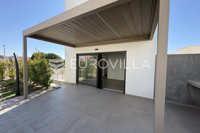 Brodarica, un appartamento su due livelli con due camere da letto, terrazza e giardino - 14
