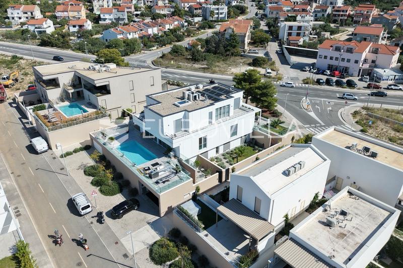 Brodarica, un appartamento su due livelli con due camere da letto, terrazza e giardino - 20