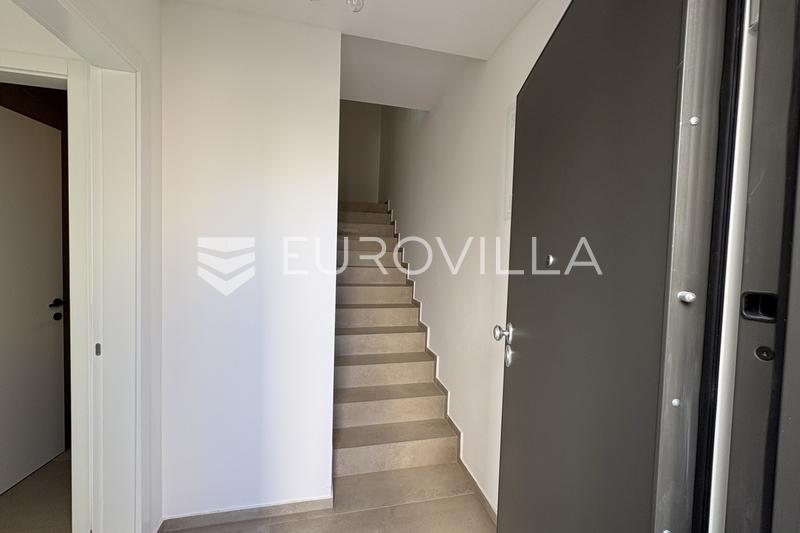 Brodarica, un appartamento su due livelli con due camere da letto, terrazza e giardino - 7
