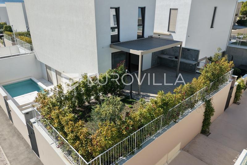 Brodarica, un appartamento su due livelli con due camere da letto, terrazza e giardino - 22