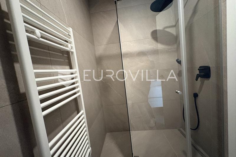 Brodarica, un appartamento su due livelli con due camere da letto, terrazza e giardino - 13