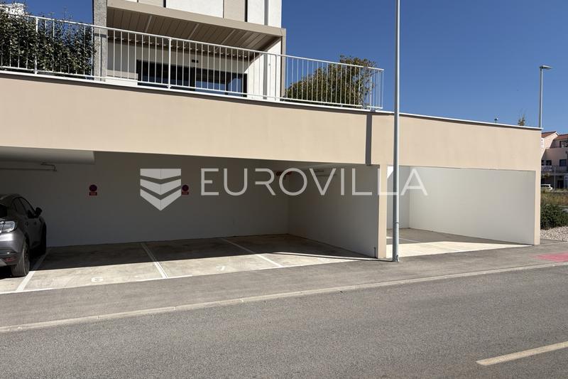 Brodarica, un appartamento su due livelli con due camere da letto, terrazza e giardino - 16