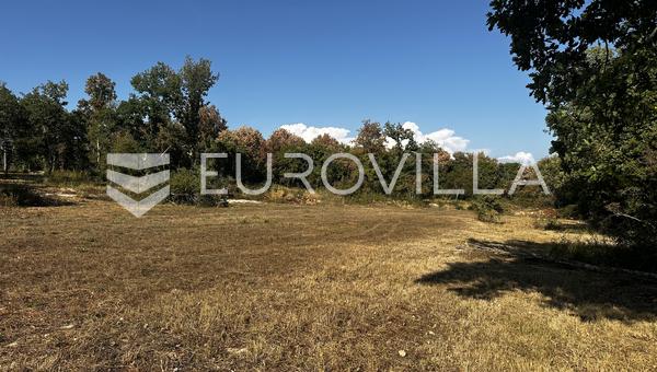 Istria, Grožnjanin alue - Rakennustontti 809 m² rauhallisessa vihreässä ympäristössä