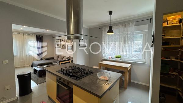 Đakovo'da, balkonlu, modern, üç yatak odalı daire, 83 m²