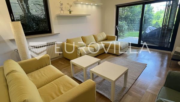 Srebrnjak, smuk duplex lejlighed med have og terrasse