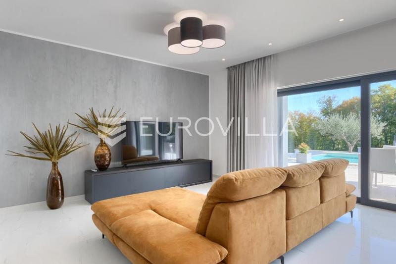 Istra, Barban, dugoročni najam kuće s bazenom okružena šumom