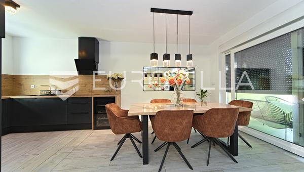 Osijek, Donji Grad, 120 m² yüzey alanına sahip dört yatak odalı bir daire satılıktır.