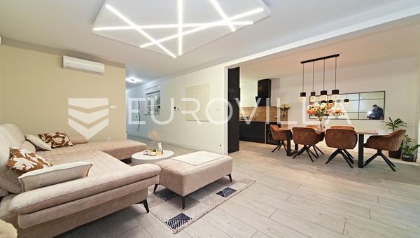 Osijek, Donji Grad, 120 m² yüzey alanına sahip dört yatak odalı bir daire satılıktır.