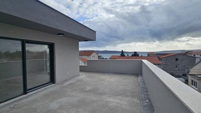 Kastela deniz manzaralı çatı katı, üç yatak odalı daire 148,6 m², iki arabalık garaj