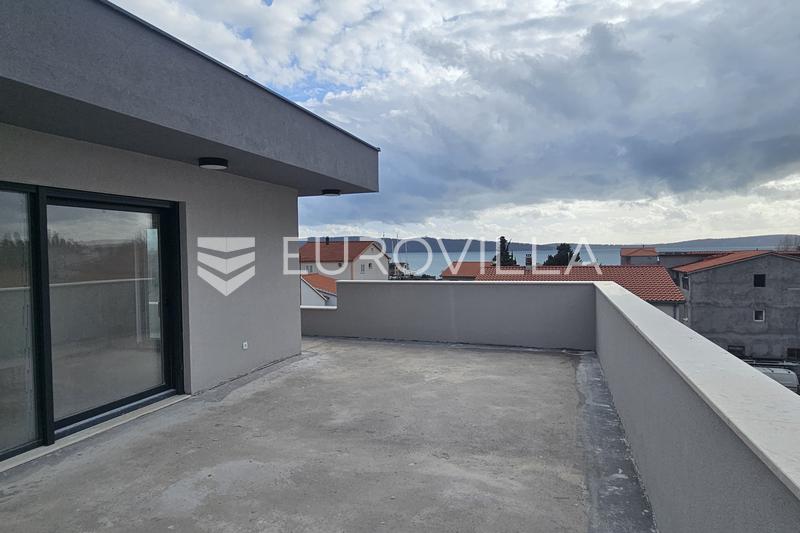 Kaštela penthouse with sea view, three-bedroom apartment 148.6 m², garage for two cars