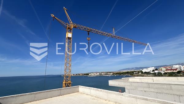 Otok Pag, plaža Perilo, trosoban stan u luksuznoj novogradnji PRVI RED DO MORA