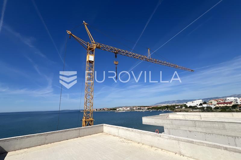 Otok Pag, plaža Perilo, trosoban stan u luksuznoj novogradnji PRVI RED DO MORA