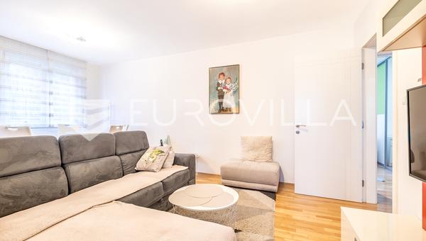 Zagreb, Spansko, appartement de quatre pièces avec place de parking, 71 m²