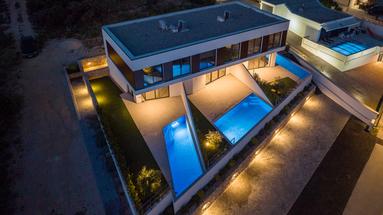 Pag, Mandre, trosoban stan u luksuznoj vili s privatnim bazenom i pogledom na more 130 m²