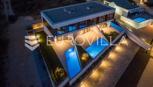 Pag, Mandre, trosoban stan u luksuznoj vili s privatnim bazenom i pogledom na more 130 m²