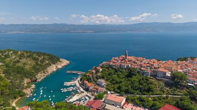 Ostrov Krk, Vrbnik, moderný apartmán s výhľadom na more, dodatočným štúdiovým priestorom a záhradou